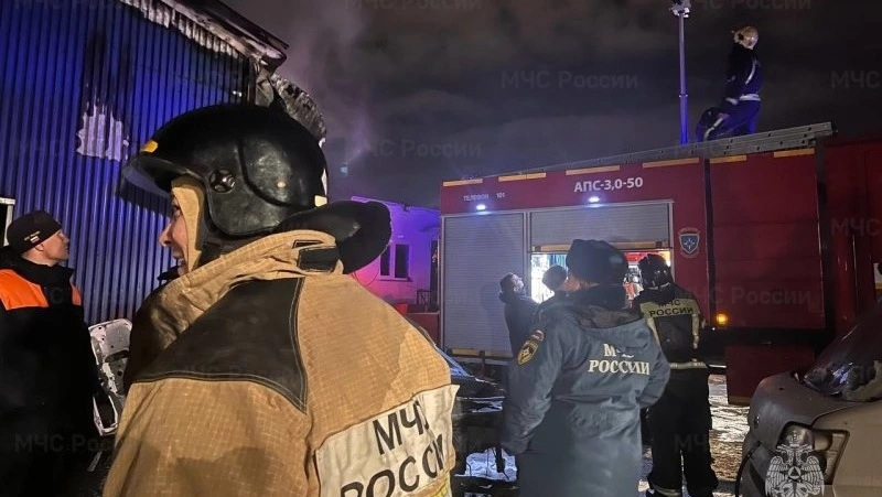 Десять человек тушили крышу магазина в селе Холмского района