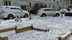 «Не дай бог ребенок наткнется»: на торчащие из детской песочницы «железки» пожаловались сахалинцы