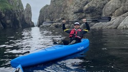«Открылся по-новому»: туристы на сапборде покорили бухту Безымянную на Шикотане 