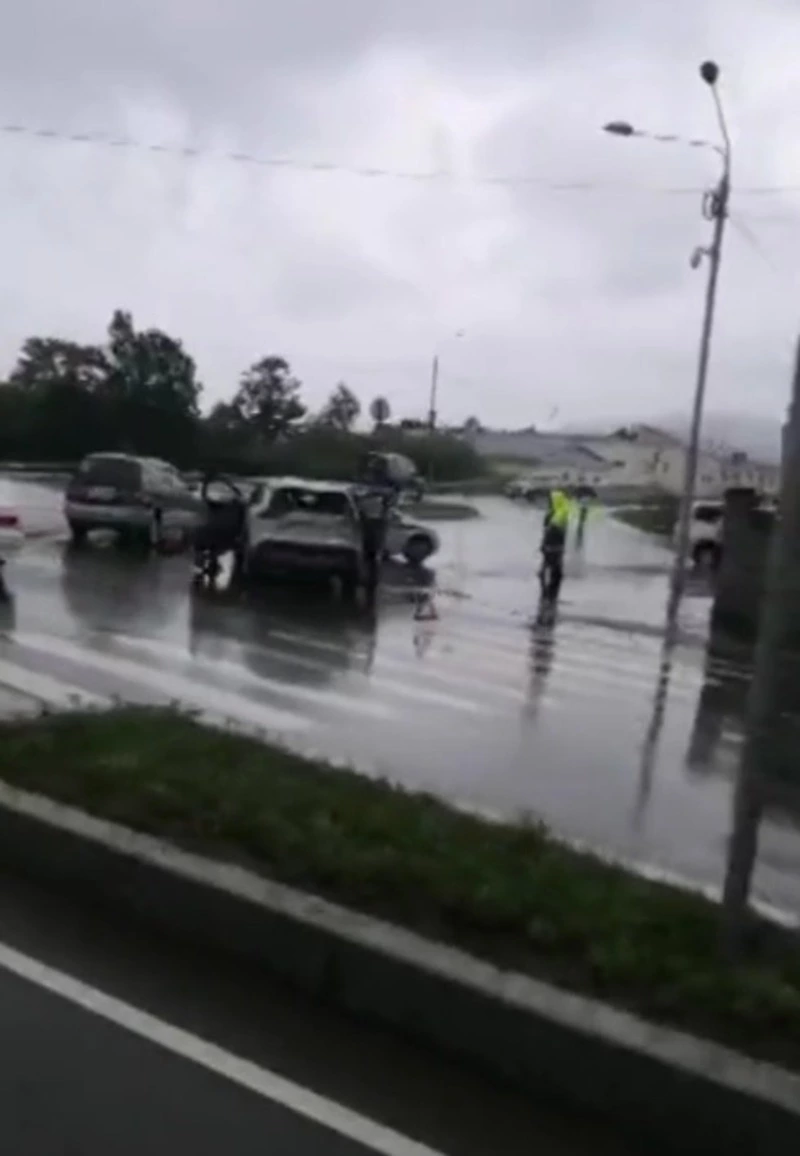 ДТП с грузовиком и Toyota RAV4 произошло на севере Южно-Сахалинска