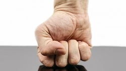 «Сели за руль и переехали ему ногу»: в Южно-Сахалинске произошла массовая драка на глазах у ребенка