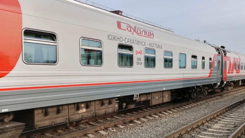 Пожарные потушили горящий автокран возле вокзала в Ногликах