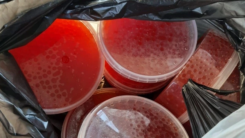 Жителей Южно-Сахалинска предупредили о нелегальной икре на рынках