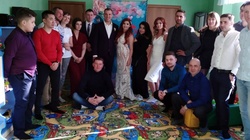 Сахалинский джипер в день своей свадьбы завалил подарками социальный приют для женщин и детей