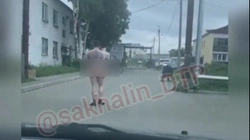 На Сахалине неадекватный татуированный мужчина разгуливал голышом по улице