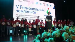 Победители сахалинского чемпионата «Абилимпикс» четыре часа вязали сумки и рисовали натюрморты