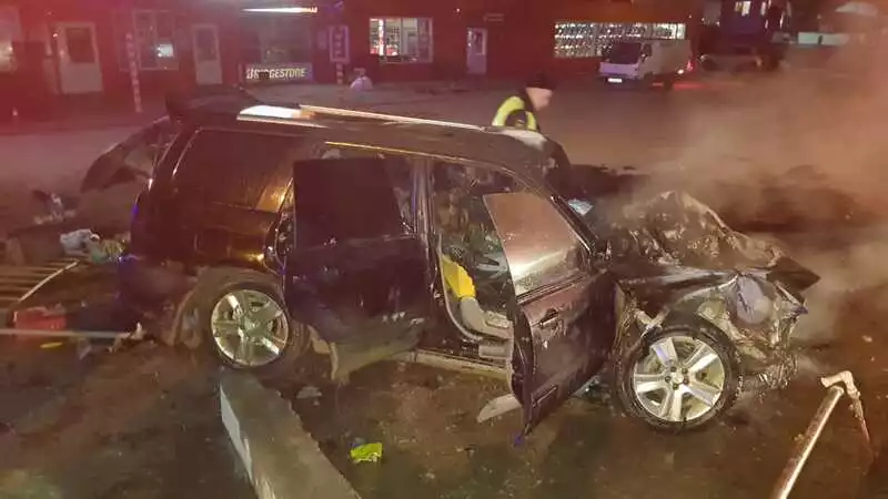 В Южно-Сахалинске молодые люди вдребезги разбили «Субару Форестер»