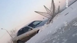 «Через тернии к звездам»: автомобиль врезался в декорации в Южно-Сахалинске
