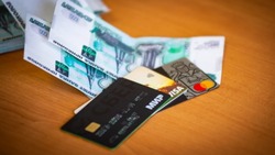 Сахалинка украла 10 тысяч рублей с чужой карты и получила условный срок