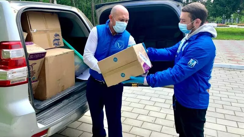 Сахалинским избирательным участкам привезли маски и перчатки