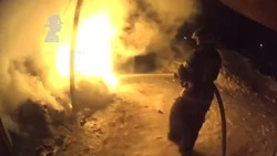 Пожар на мусорной площадке в Южно-Сахалинске попал на видео спасателей