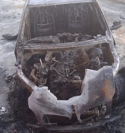 Автомобили сгорели во дворе жилого дома в Поронайске ночью 2 января