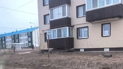 Пенсионер выпал из окна и погиб в Дальнем