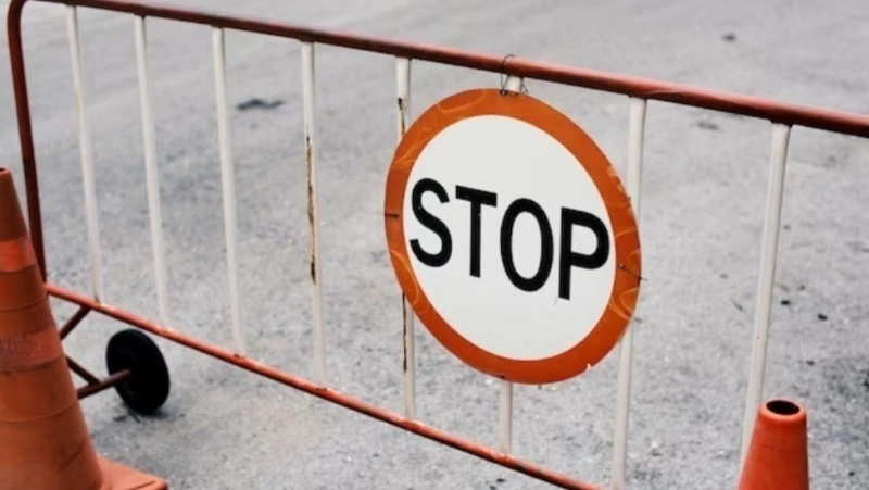 Движение транспорта на участке улицы Крайней в Южно-Сахалинске ограничат до конца лета