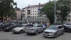 Неправильная парковка автомобилей мешает вывозу мусора в Южно-Сахалинске
