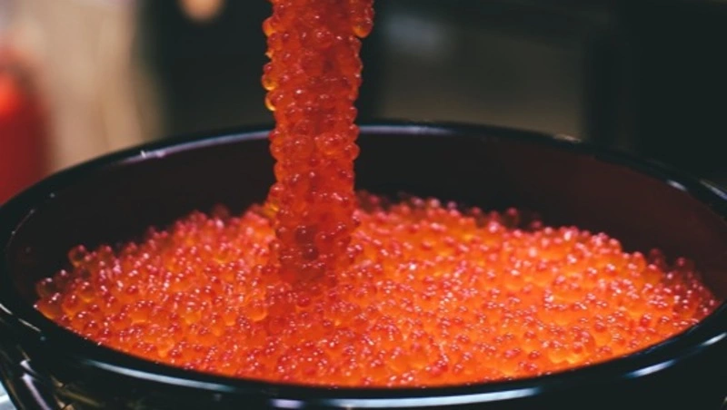 Мужчины незаконно заготовили икры более чем на 300 тысяч рублей на Сахалине 