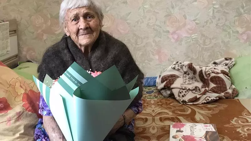 Мэр Анивы поздравил с юбилеем ветерана труда и экс-главу сельсовета в Огоньках