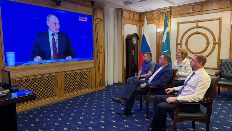 Валерий Лимаренко следит за прямой линией Владимира Путина