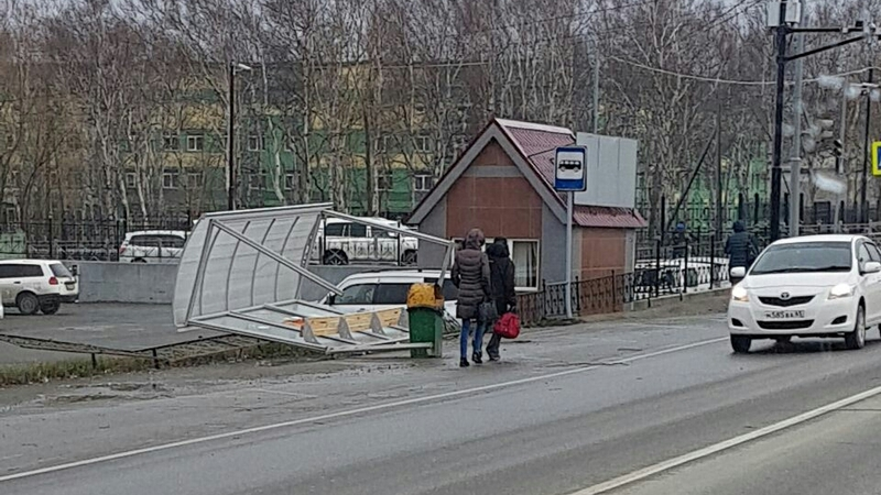 Шторм на Сахалине: выбиты стекла в домах, перевернуты остановки (ФОТО и ВИДЕО)