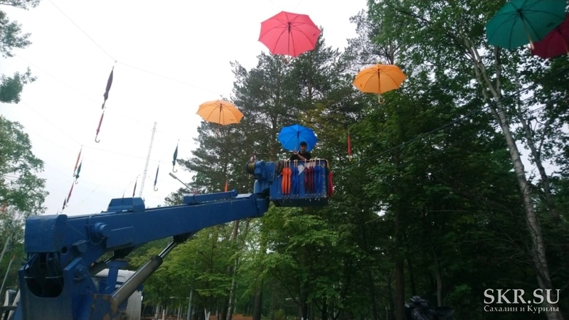 В сахалинском парке делают яркую аллею зонтов