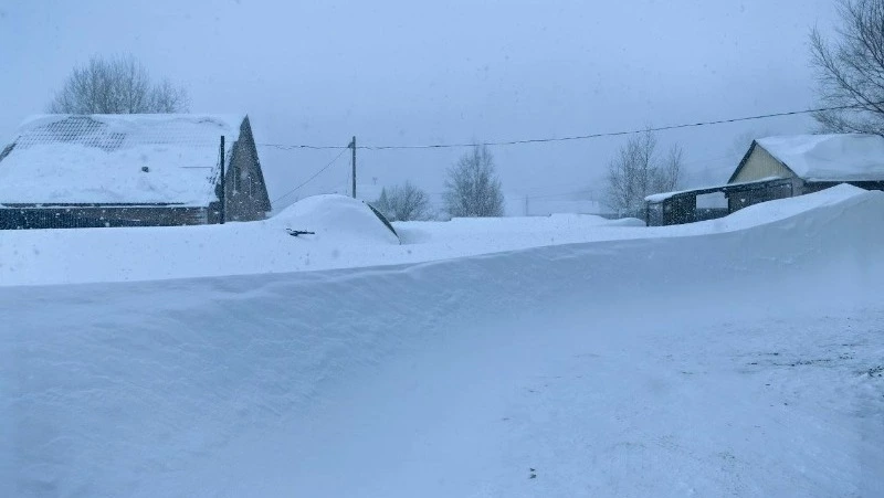 Ребенок травмировал руку из-за прыжка в высокий сугроб в Южно-Сахалинске