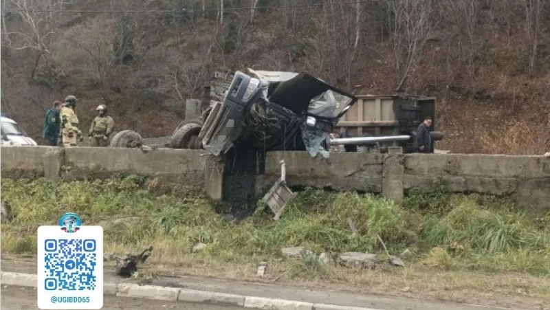 В Холмске водитель без прав на неоформленном авто влетел в столб и перевернулся