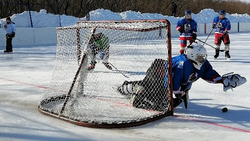 Как детские дворовые команды на Сахалине сражаются на турнире  по хоккею с шайбой