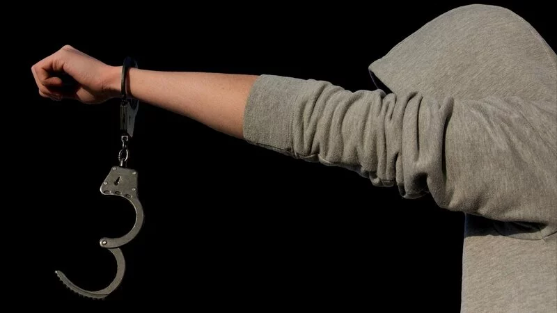 Пьяные жители Шахтерска дважды за неделю ограбили семью пенсионеров и забрали запас еды