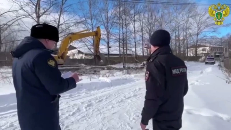 Аварийное здание в Смирных снесли после вмешательства прокуратуры