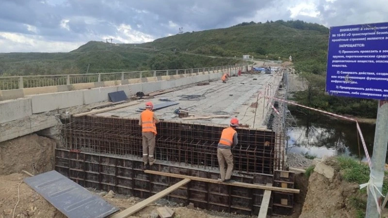 Проезжую часть разобрали для ремонта на мосту через реку в Томаринском районе