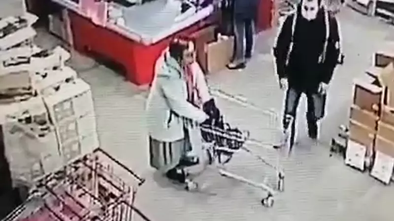 Женщину, укатившую чужую сумочку в дискаунтере Южно-Сахалинска, просят вернуть хотя бы документы