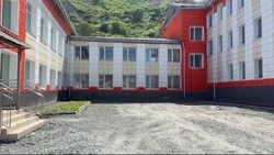 Губернатор проверил, как ремонтируют школу № 2 в Невельске