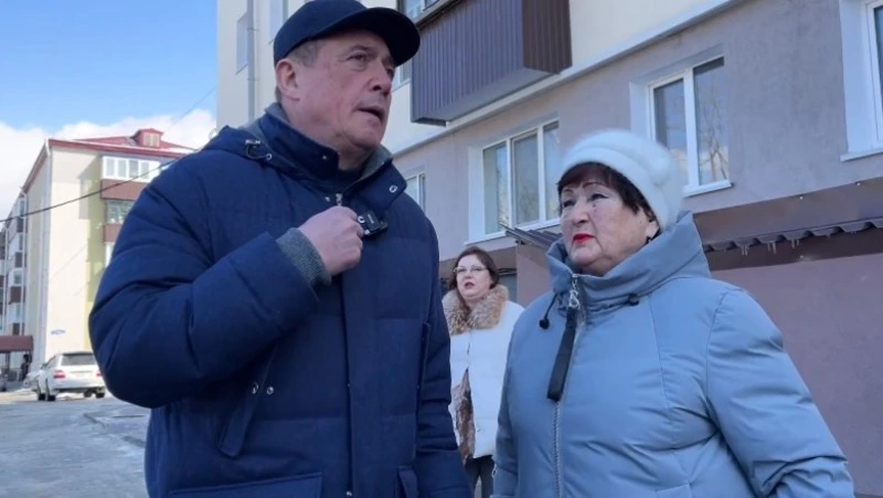 Валерий Лимаренко проверил ход капитального ремонта жилого дома в Корсакове