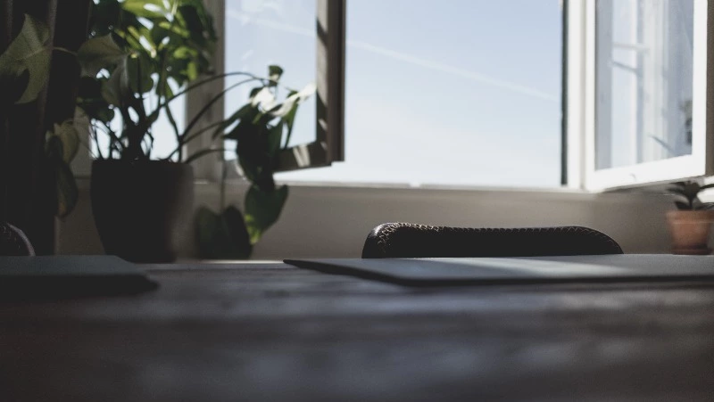 Студенты украли технику в колледже на Сахалине через открытое окно