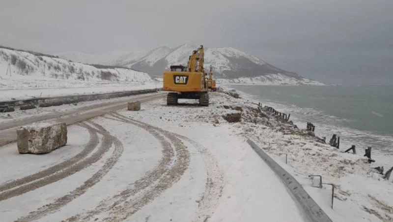 На Сахалине продолжают восстанавливать разрушенную во время циклона федеральную трассу