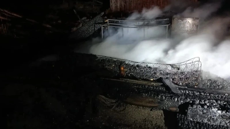 Пятеро пожарных потушили хозпостройку в селе Ударном Углегорского района