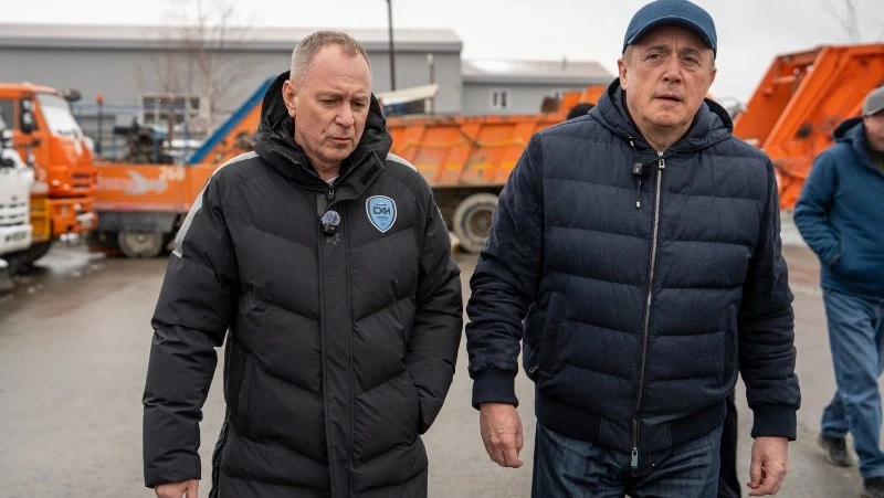 Валерий Лимаренко посетил завод строительных материалов имени Федотова в Южно-Сахалинске