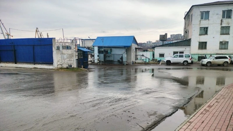 В Холмске подтопило улицу Катерную