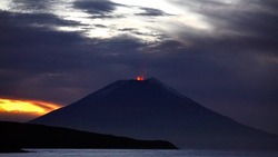 Самый высокий вулкан Сахалинской области Алаид выплюнул лаву 