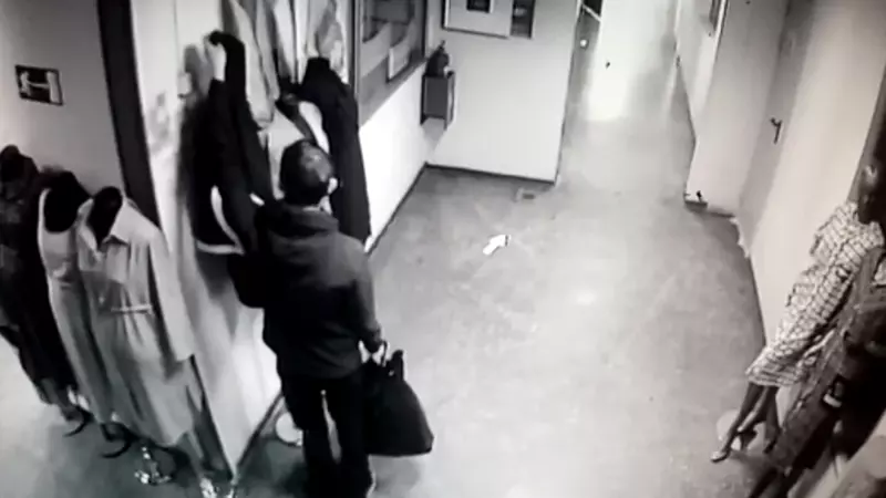 В Южно-Сахалинске мужчина унес из магазина платье для беременных. Видео