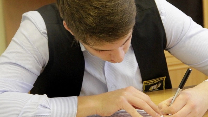 Сахалинские школьники на итоговом сочинении предпочли тему «Верность и измена»