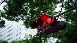 Движение частично ограничили из-за установки адаптивных светофоров в Южно-Сахалинске