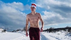 Блогер на Сахалине катался в халате и трусах на «Горном воздухе», а после лег под внедорожник