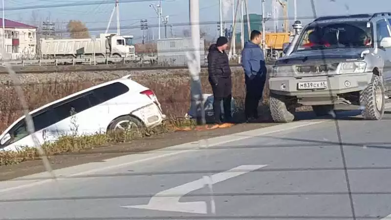 В Южно-Сахалинске иномарка слетела в кювет