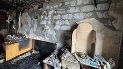 Человек погиб при пожаре в трехэтажке в Южно-Сахалинске