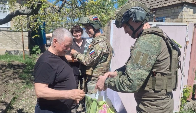 В зоне СВО военнослужащие с Сахалина поздравили мирных жителей с Днем Победы
