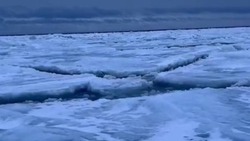 Рыбаки показали огромную трещину на льду мыса Свободный 24 марта