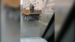 Из общежития СахГУ после гибели студентов вывозят титаны. ВИДЕО