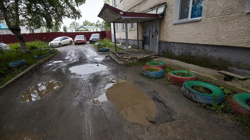 В Южно-Сахалинске жильцы 20-го микрорайона торопят мэрию с ремонтом дворов