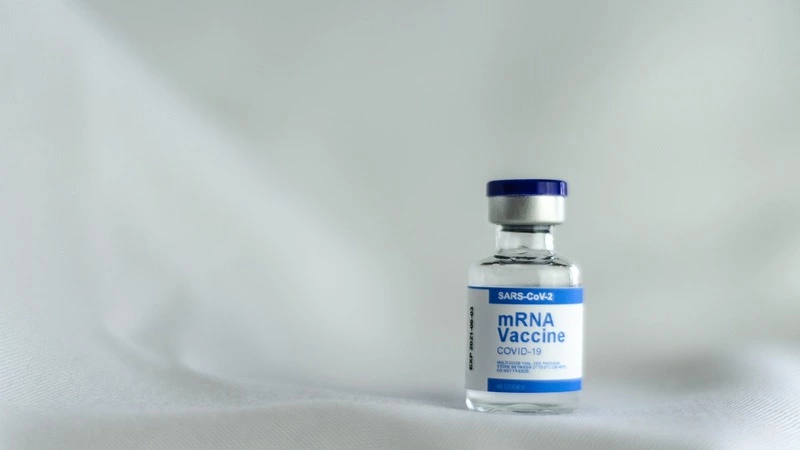 Больше половины россиян не хотят прививаться «Спутником V»